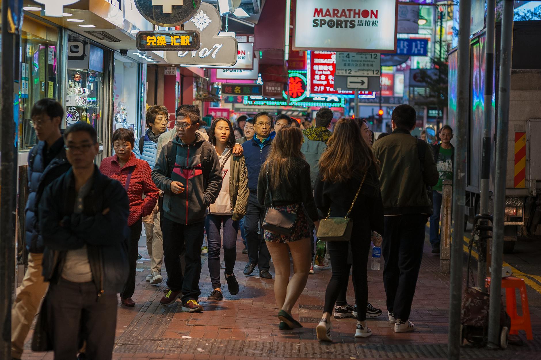 Why Are Hong Kong People So Impatient? A Local’s Honest Guide to the “City of Arrogance”